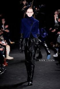 法国时装秀抖奶视频,时尚界的新潮流还是争议焦点？